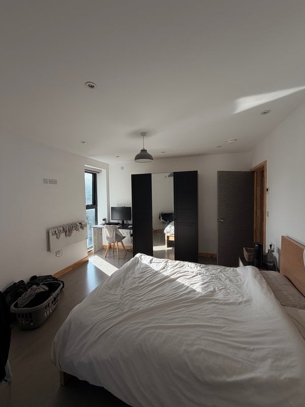 Room Lowth Road in Greater London