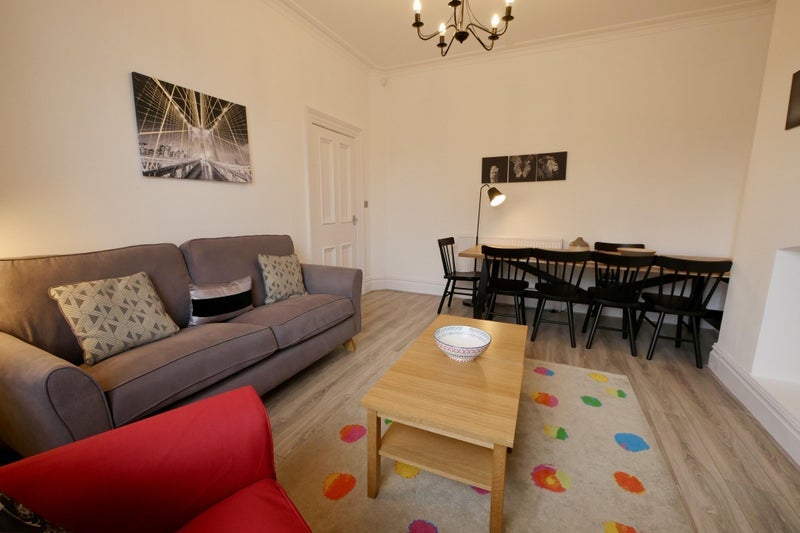 Room Elmbank Road in Liverpool