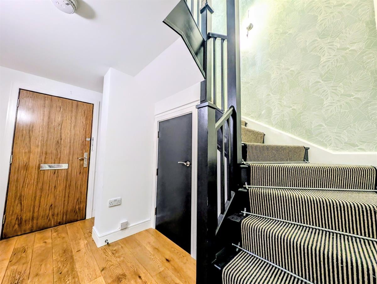 Flat Kew Bridge Road in Greater London