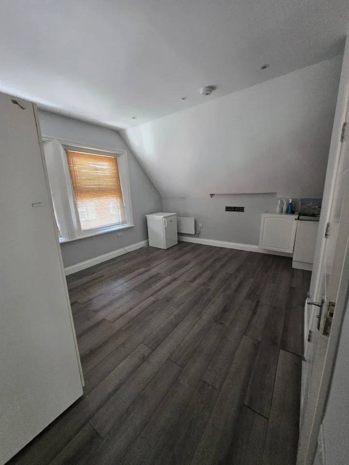 Flat Streatham High Road in Greater London