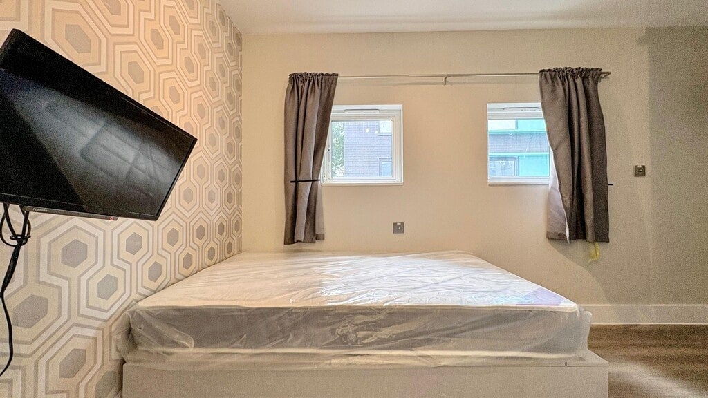 Room Gunnersbury Lane in Greater London