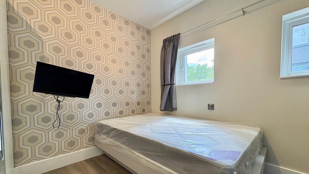 Room Gunnersbury Lane in Greater London