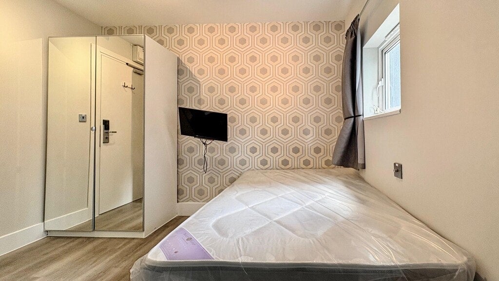 Room Gunnersbury Lane in Greater London