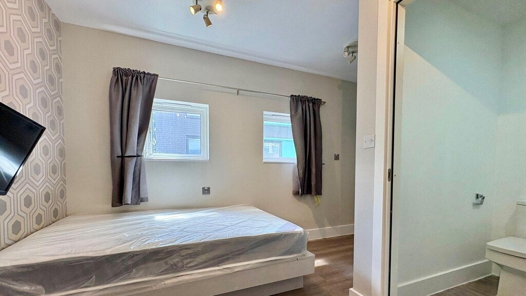 Room Gunnersbury Lane in Greater London