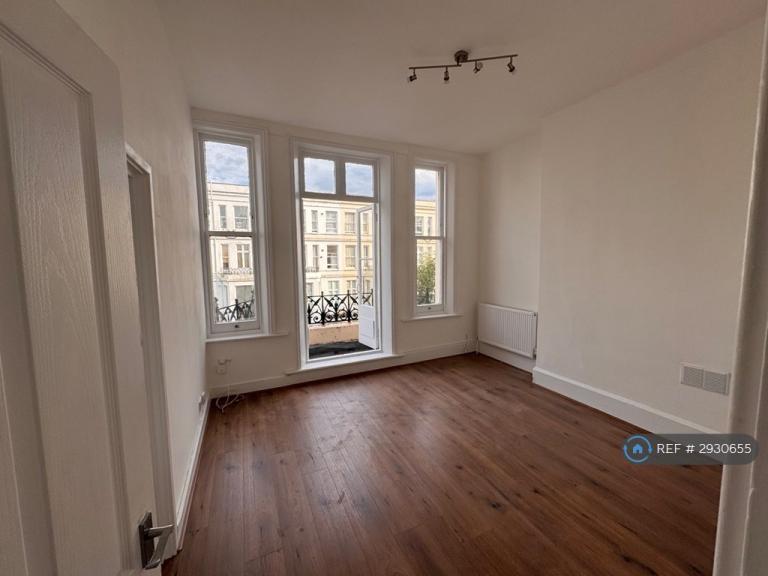 Flat Longridge Road in Greater London