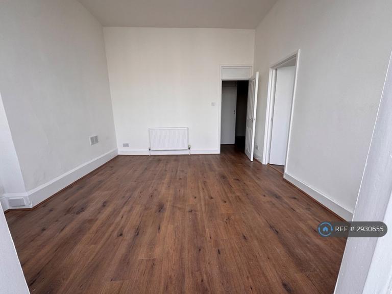 Flat Longridge Road in Greater London