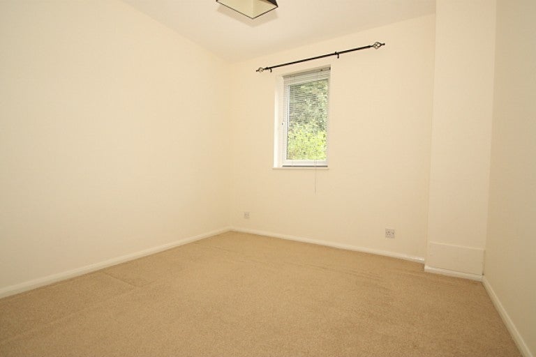 Flat Hedgerley Court in Woking