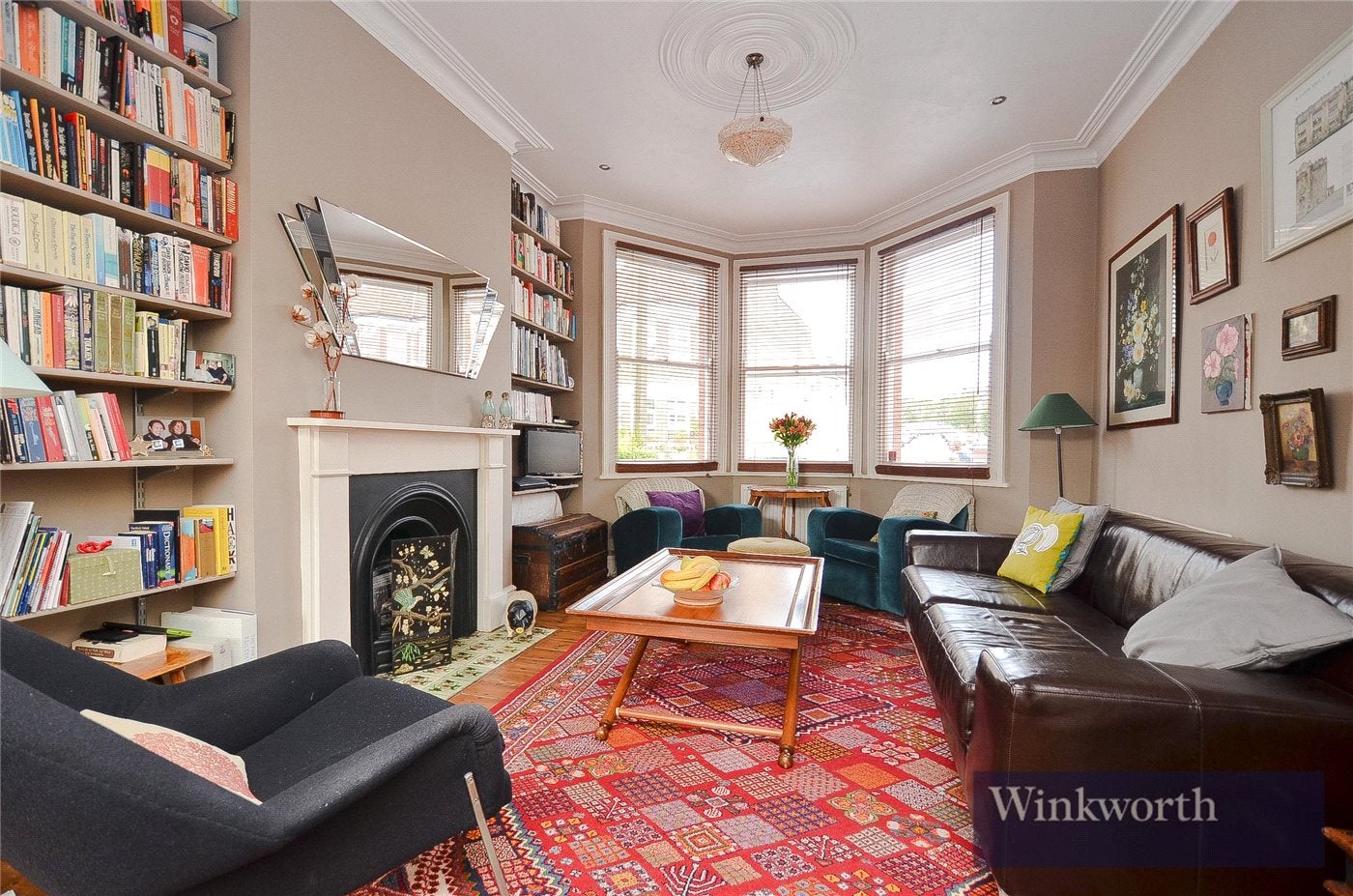 House Kirkstall Avenue in Greater London