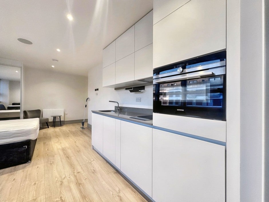 Flat Mercer Walk in Greater London