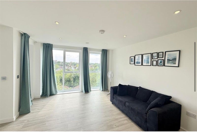 Room Wellspring Crescent in Greater London