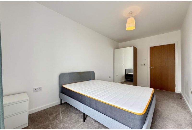 Room Wellspring Crescent in Greater London
