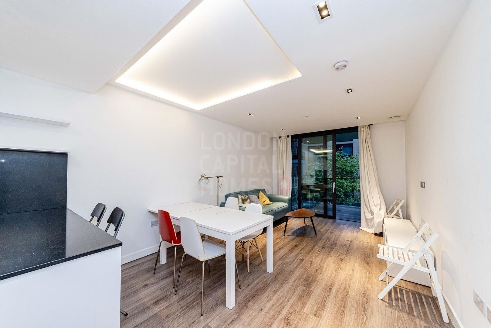 Flat Leman Street in Greater London