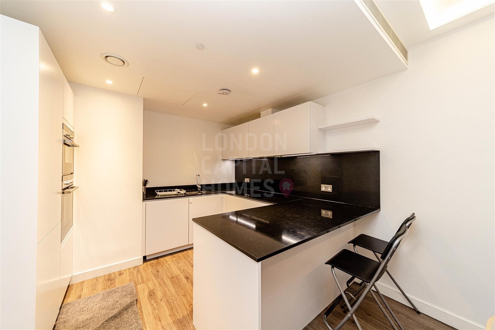 Flat Leman Street in Greater London