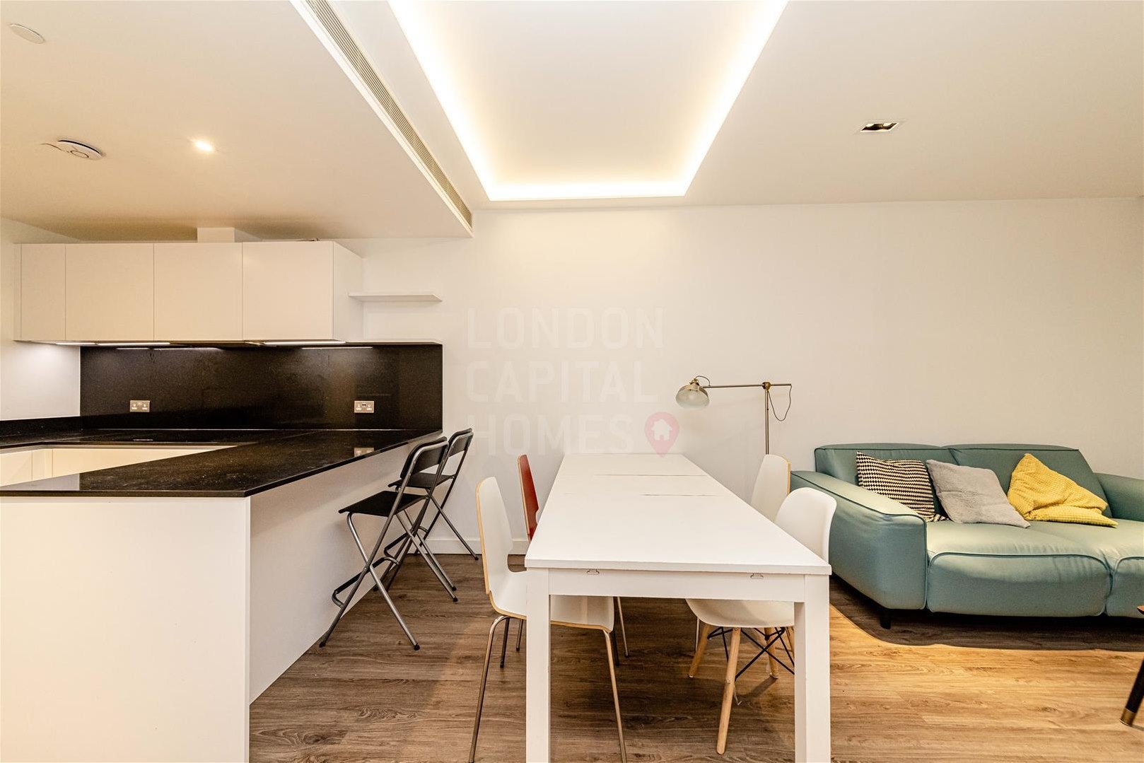 Flat Leman Street in Greater London