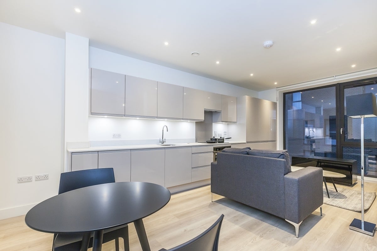 Flat Deauville Close in Greater London