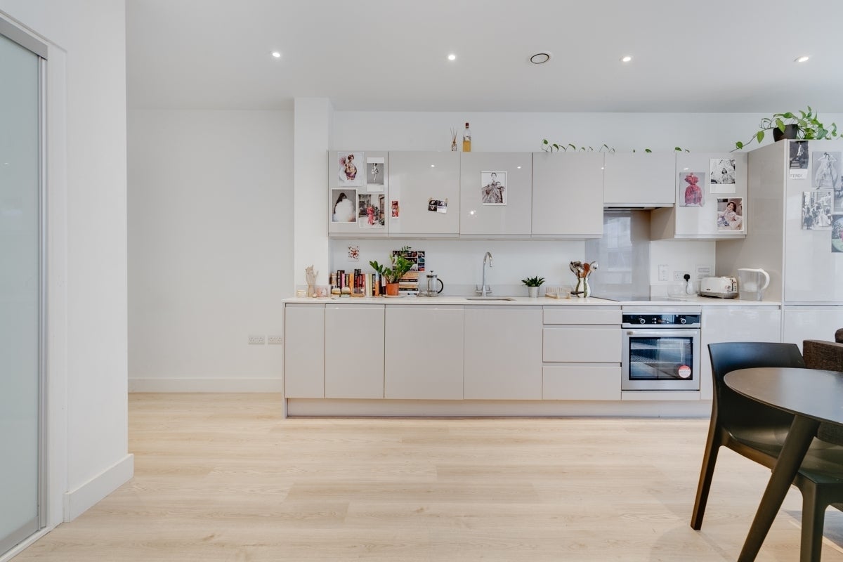 Flat Deauville Close in Greater London