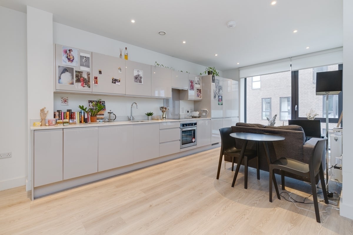 Flat Deauville Close in Greater London