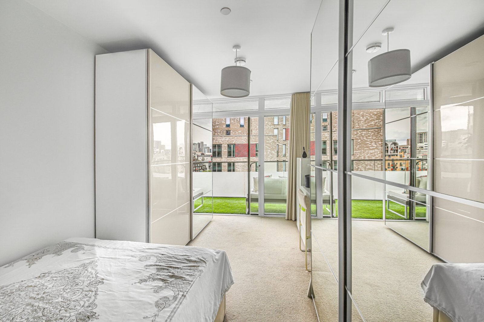 Flat Fergus Street in Greater London