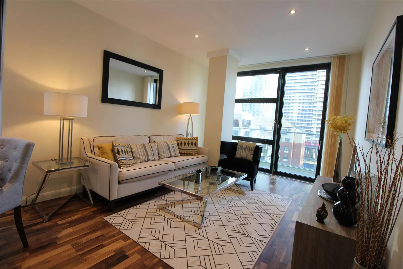 Flat South Quay Walk in Greater London