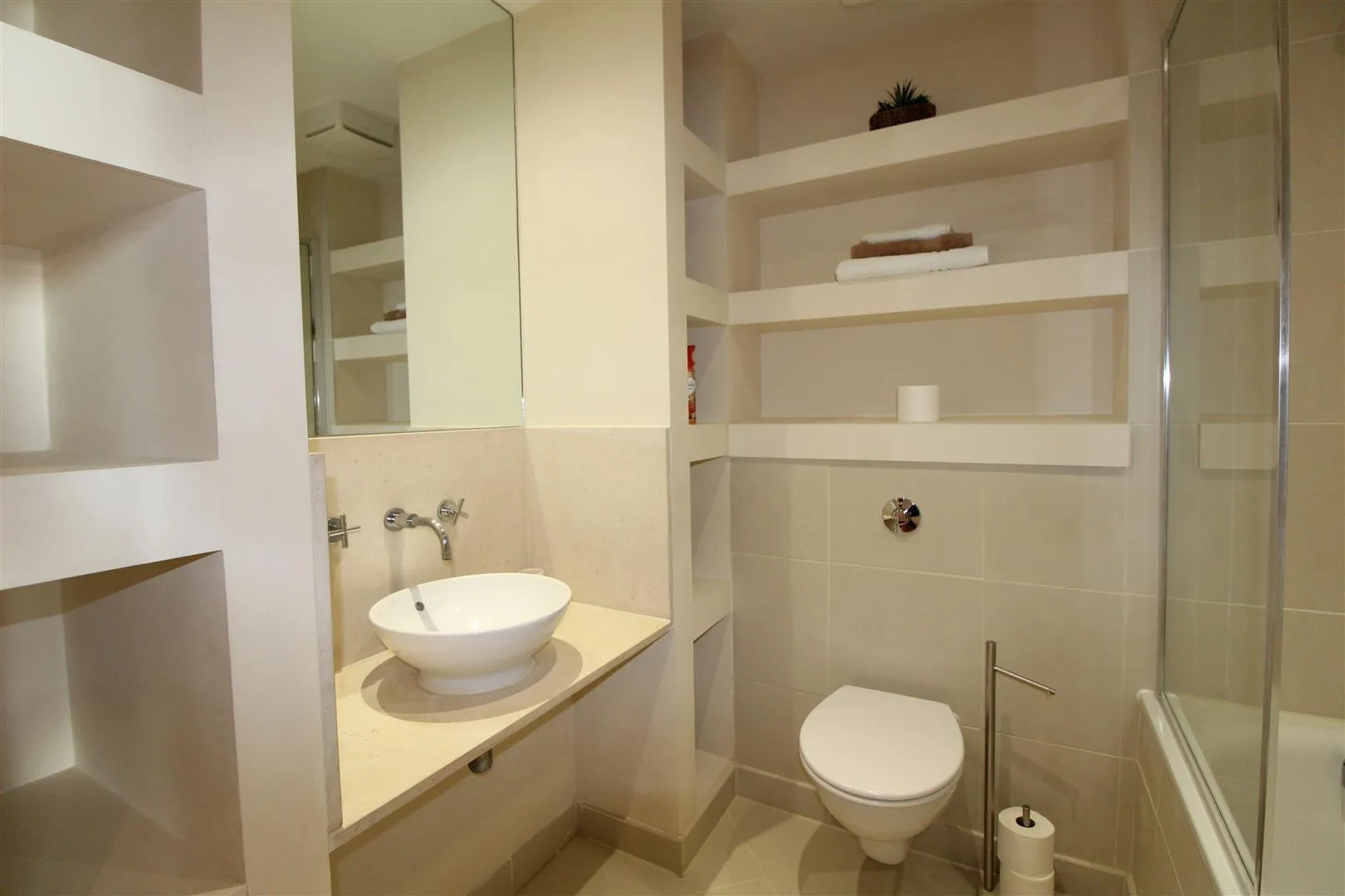 Flat South Quay Walk in Greater London