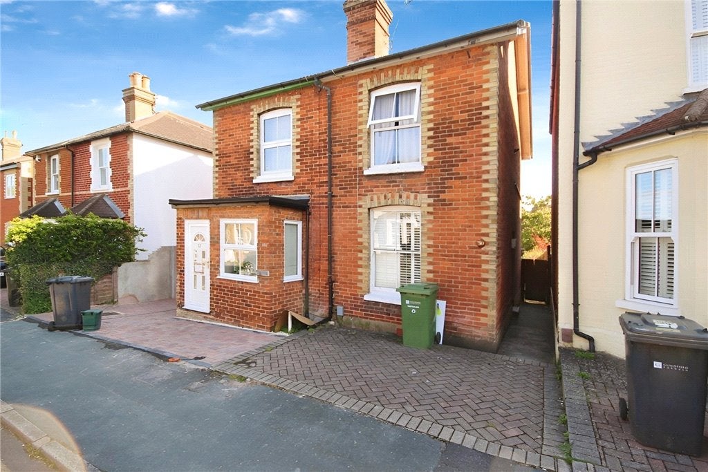 Flat Denzil Road in Guildford