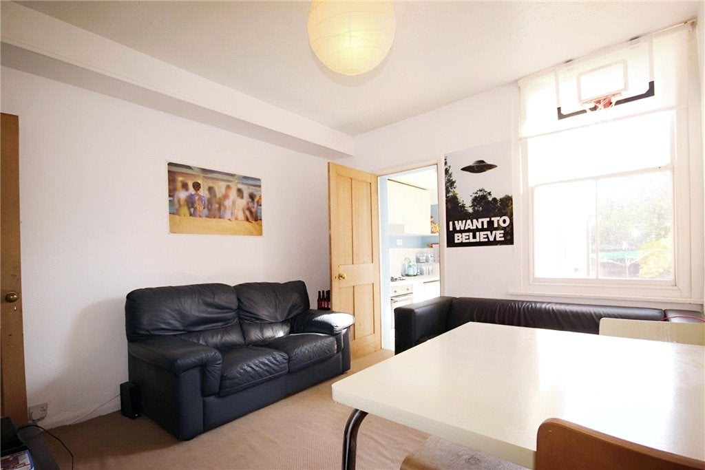 Flat Denzil Road in Guildford