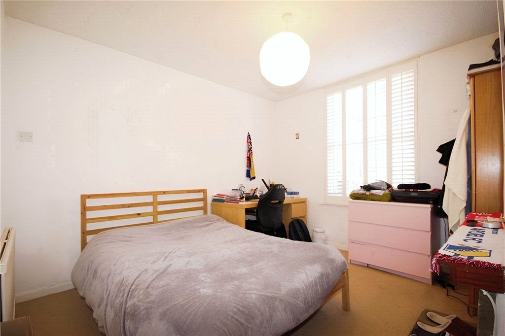 Flat Denzil Road in Guildford