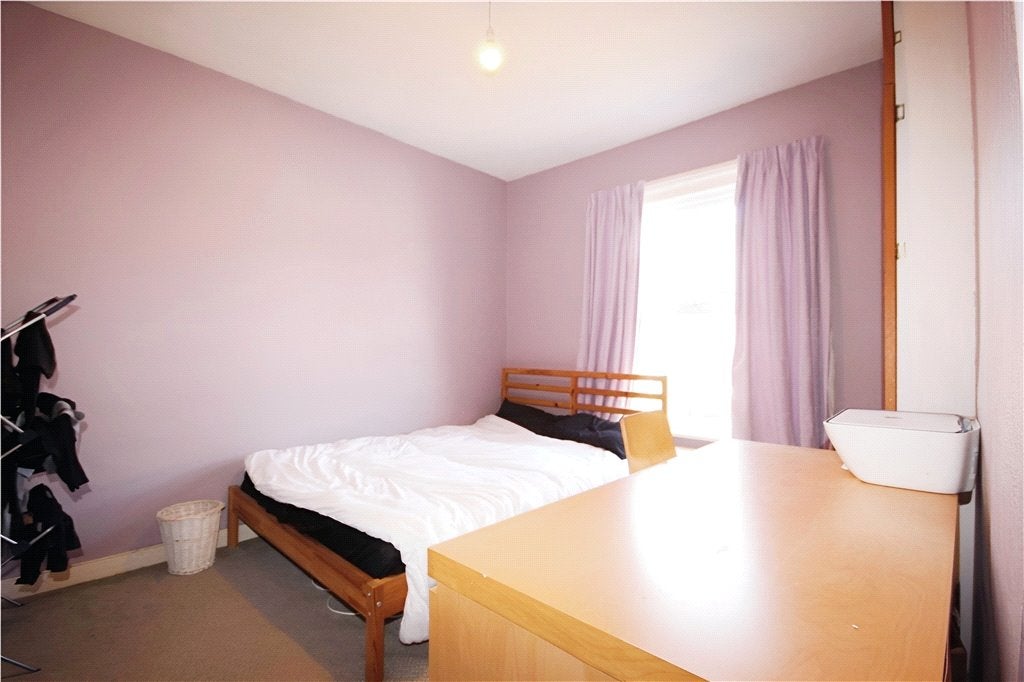 Flat Denzil Road in Guildford