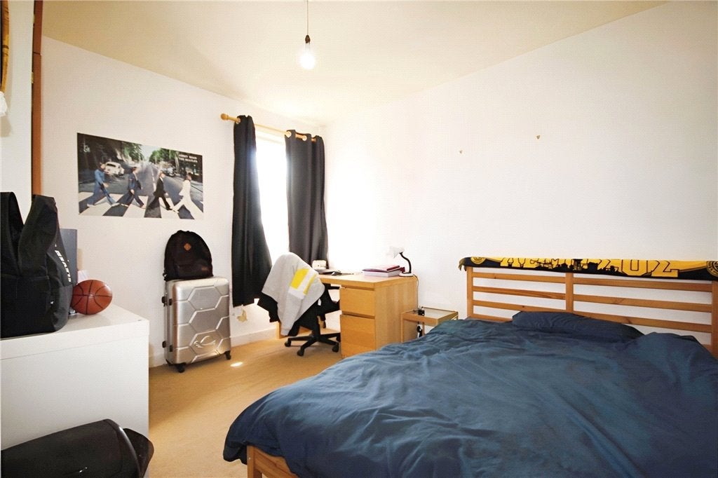 Flat Denzil Road in Guildford