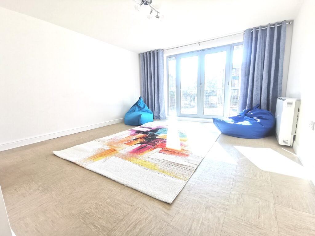 Flat Kelvin Gate in Bracknell