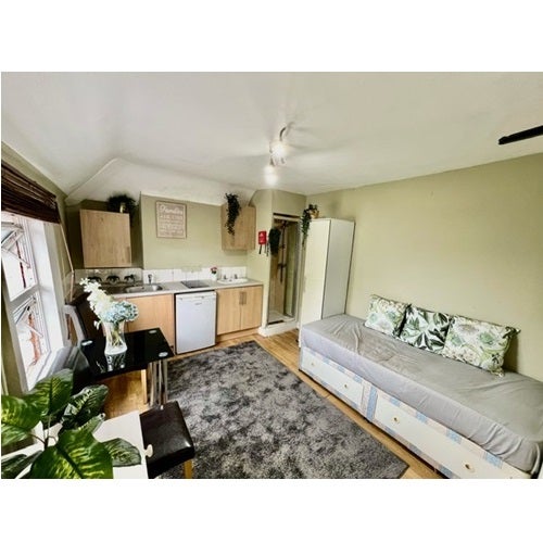 Room Lynton Road in London