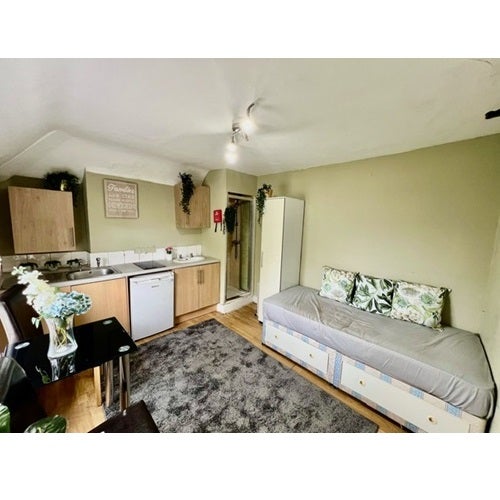 Room Lynton Road in London