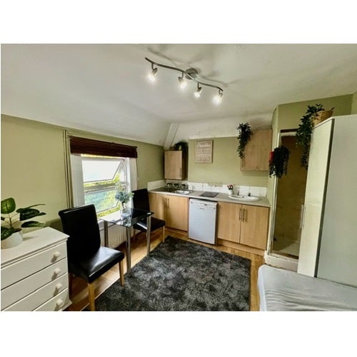 Room Lynton Road in London