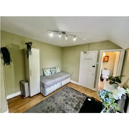 Room Lynton Road in London