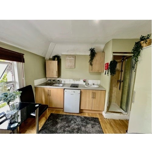 Room Lynton Road in London