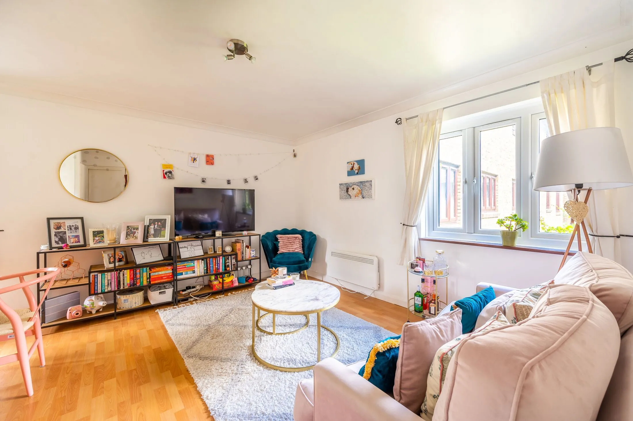 Flat Hillbury Road in Greater London