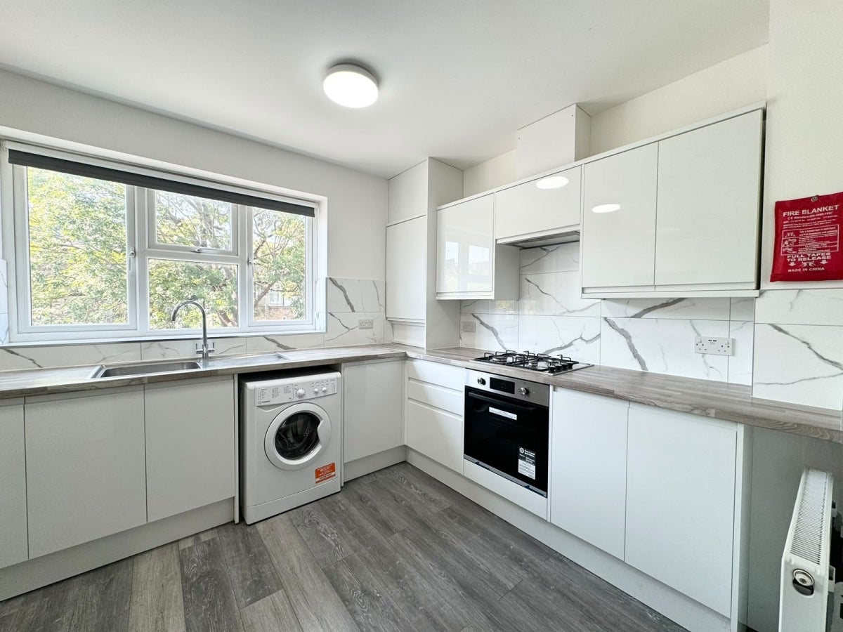 Flat Stroud Green Road in Greater London