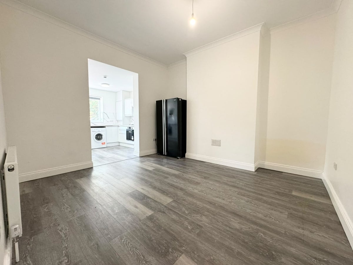 Flat Stroud Green Road in Greater London