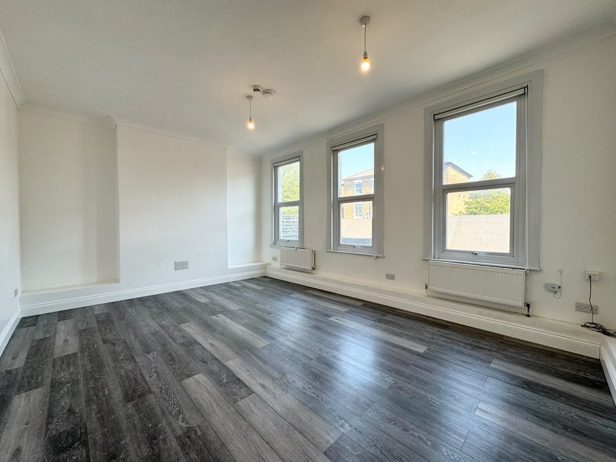 Flat Stroud Green Road in Greater London
