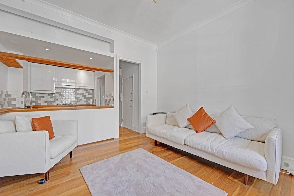 Flat Iverson Road in Greater London