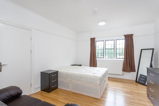 Room Elm Avenue in Greater London