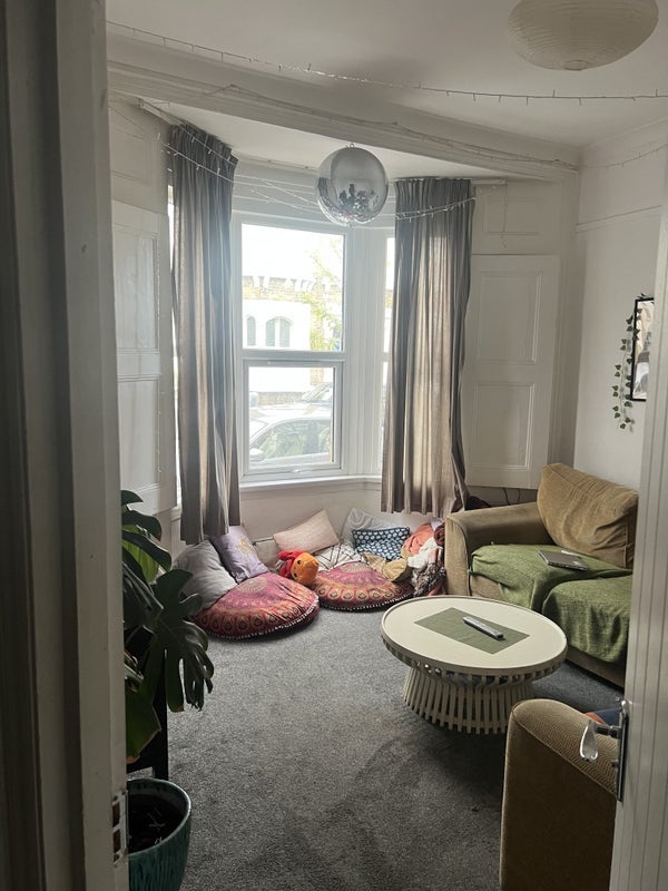 Room Mossford Street in Greater London