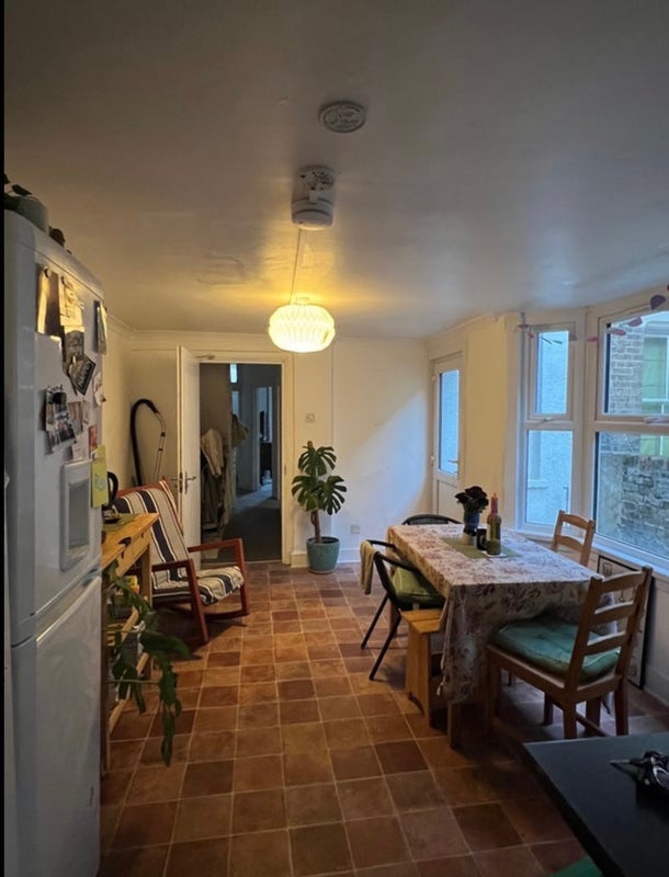 Room Mossford Street in Greater London