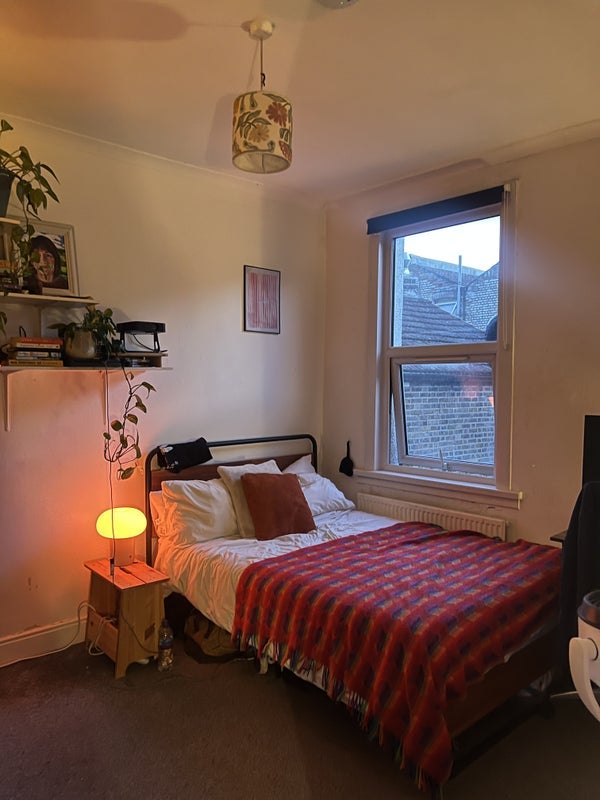 Room Mossford Street in Greater London