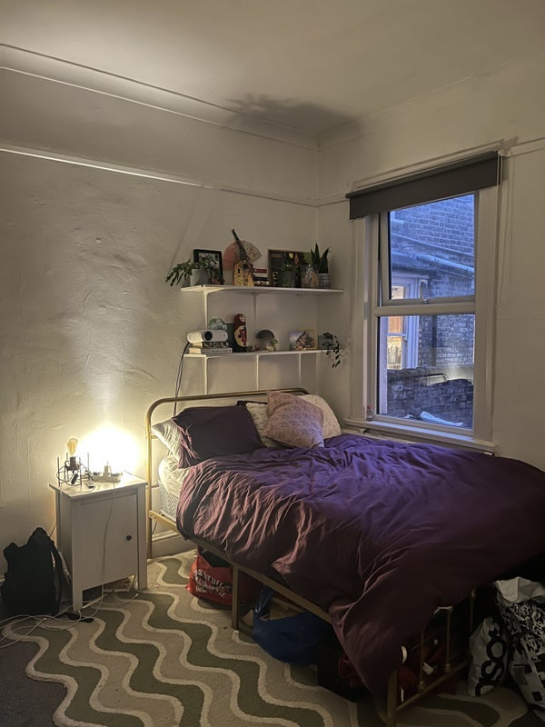 Room Mossford Street in Greater London