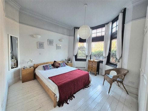 Flat Heathfield Park in Greater London
