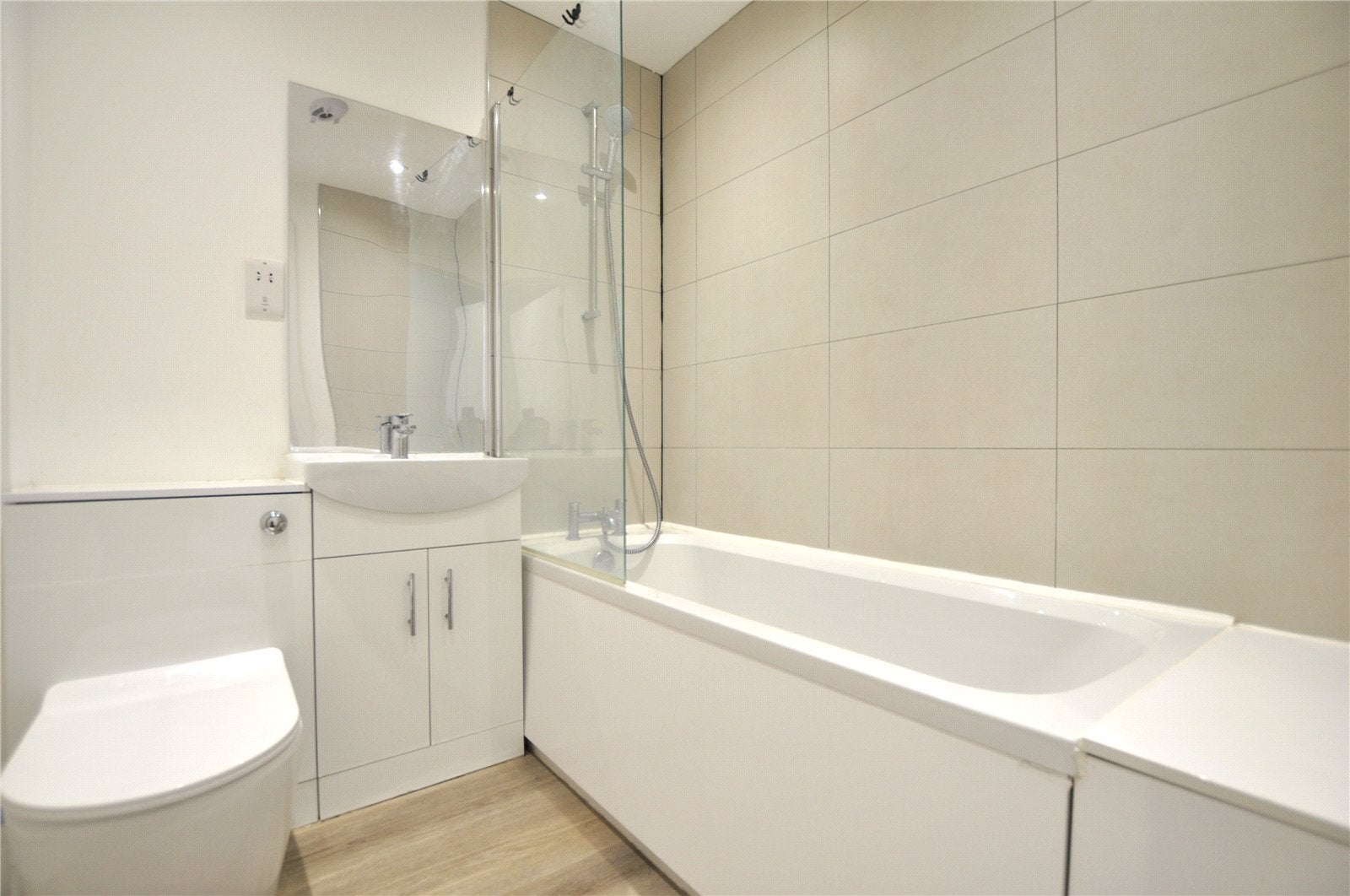 Flat Farnborough Road in Rushmoor