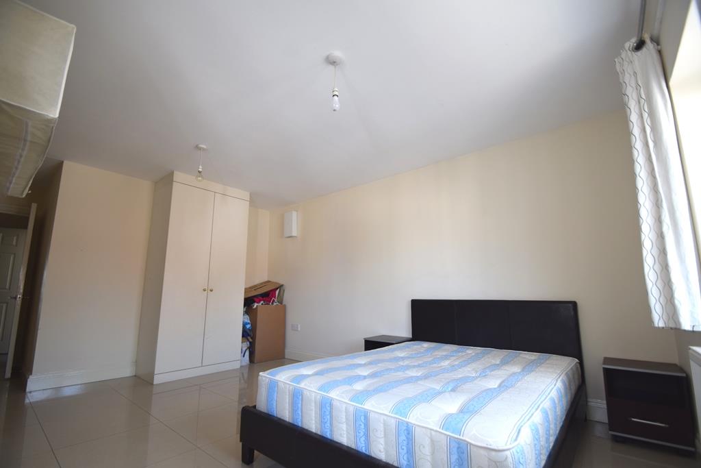Flat Bath Road in Greater London