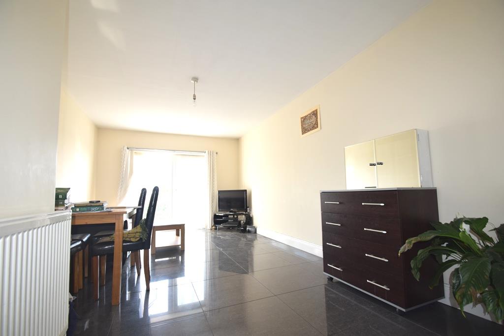 Flat Bath Road in Greater London