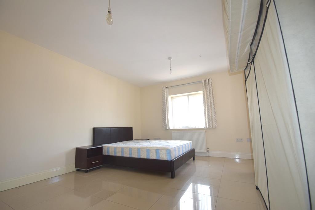Flat Bath Road in Greater London